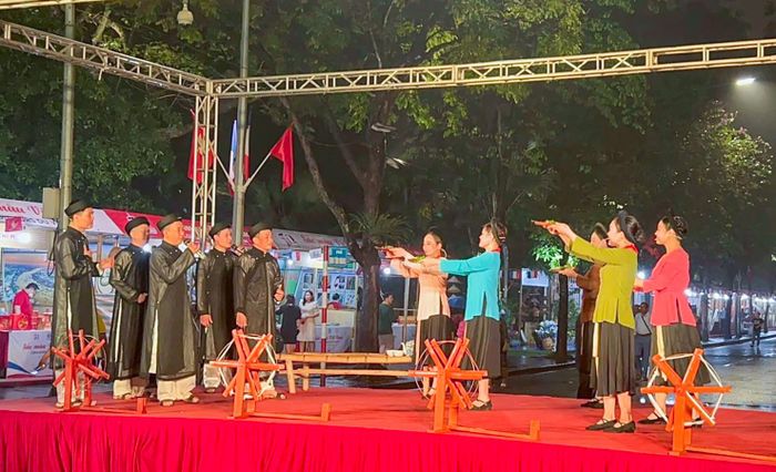 Biểu diễn dân ca ví, giặm nhân dịp Hội nghị hợp tác giữa các địa phương của Việt Nam và Pháp lần thứ 12 tại thành phố Hà Nội. Ảnh: Trung tâm Nghệ thuật truyền thống tỉnh