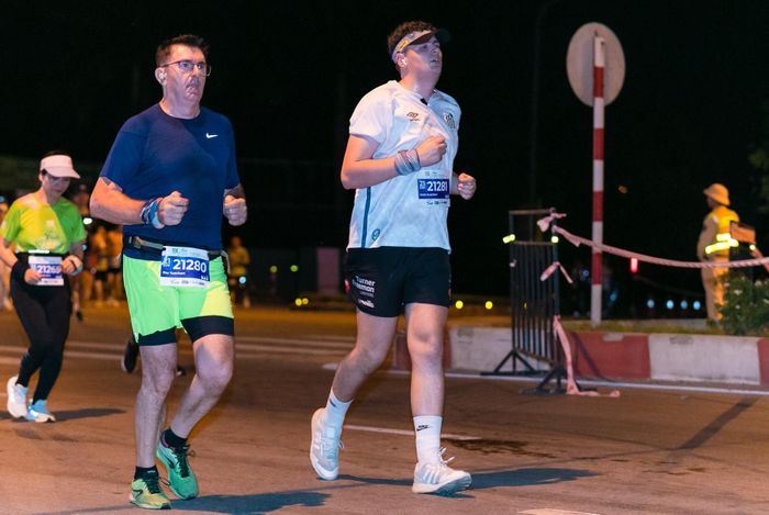 Các vận động viên nước ngoài dự giải chạy Marathon "Về miền ví, giặm" tại Nghệ An. Ảnh: Đức Anh.
