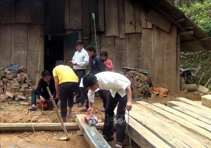Hỗ trợ xây dựng nhà cho hộ nghèo tại tỉnh Yên Bái. Ảnh: TTXVN phát