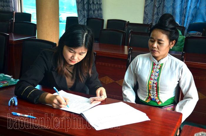 Người dân xã Thanh Minh (TP. Điện Biên Phủ) được hướng dẫn chi trả tiền DVMTR qua tài khoản ngân hàng.
