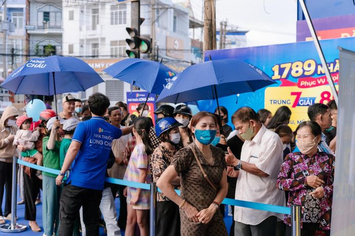 Khách hàng tại FPT Long Châu