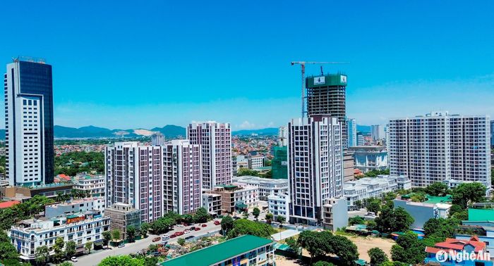 Tại trung tâm TP. Vinh, các cao ốc hiện đại đang được mọc lên để thay thế những tòa nhà chung cư xập xệ, cũ kỹ, Vinh như đang "mặc chiếc áo mới”, thể hiện sự thịnh vượng của một đô thị vùng Bắc Trung Bộ. Ảnh: Tiến Đông