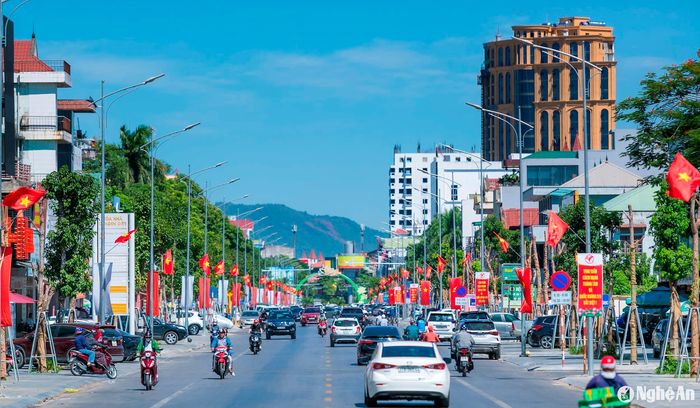 Tuyến phố Nguyễn Thị Minh Khai, và rất nhiều tuyến phố khác ở thành Vinh đã và đang được thành phố trải thảm lòng đường, lát đá vỉa hè, lắp điện chiếu sáng, xây dựng hệ thống đường điện ngầm, đầu tư mới hệ thống thoát nước, trồng thêm cây xanh,... tạo nên điểm nhấn giúp Vinh trở thành đô thị hiện đại, thân thiện. Ảnh: Đức Anh