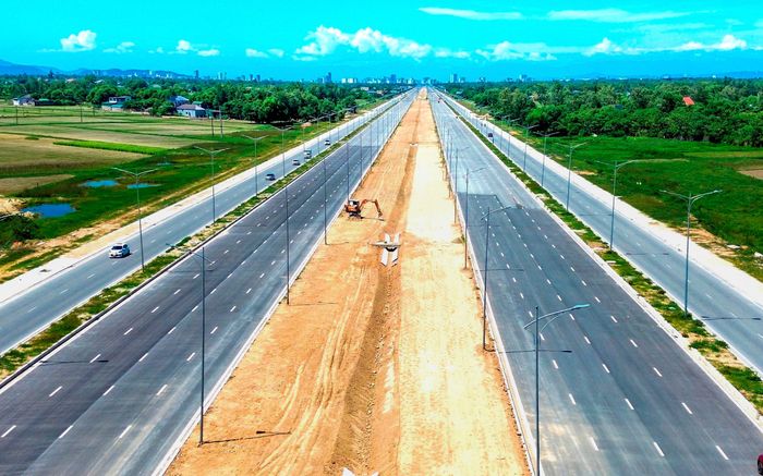 Bên cạnh đó, tuyến Đại lộ Vinh - Cửa Lò vừa mới làm lễ thông xe. Tuyến đường này được kỳ vọng sẽ giúp trung tâm thành phố Vinh và Cửa Lò xích lại gần nhau, thúc đẩy phát triển du lịch của Nghệ An. Ảnh: Tiến Đông