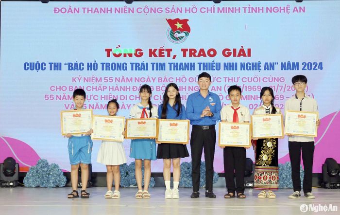Đại diện Ban Tổ chức cuộc thi trao giải Nhất cho các thí sinh/nhóm thí sinh. Ảnh: Thanh Quỳnh