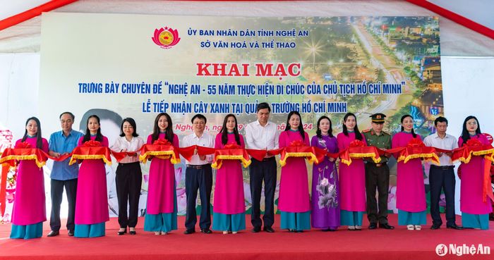 Các đại biểu cắt băng Khai mạc Trưng bày chuyên đề “Nghệ An - 55 năm thực hiện Di chúc của Chủ tịch Hồ Chí Minh”. Ảnh: Minh Quân