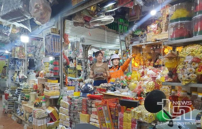Nhân viên ngành Điện tuyên truyền, hướng dẫn tiểu thương sử dụng điện an toàn, phòng chống cháy, nổ. 