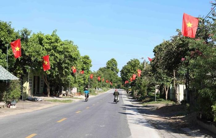 Dọc chiều dài nhiều đoạn tuyến của Quốc lộ 7 lên Cửa khẩu Nậm Cắn (huyện Kỳ Sơn, Nghệ An) được cắm cột, treo cờ Tổ quốc từ nhiều ngày qua