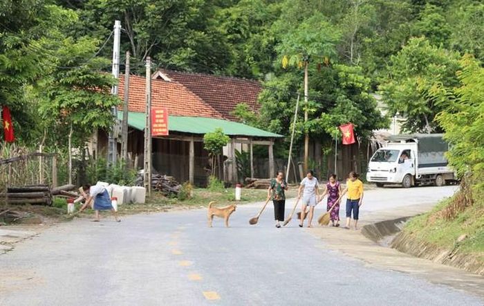 Cộng đồng dân bản tổ chức quét dọn Quốc lộ 48C đoạn qua địa bàn xã Yên Na, huyện Tương Dương, Nghệ An