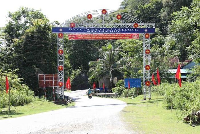 Cổng chào vào trung tâm bản Cửa Rào (xã Xá Lượng, huyện Tương Dương, Nghệ An) nổi bật với hình ảnh cờ đỏ, sao vàng được trang trí