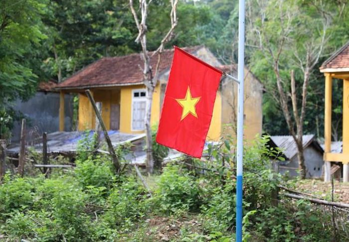 Cờ Tổ quốc được cắm tại bản tái định cư Văng Môn (xã Nga My, huyện Tương Dương, Nghệ An) của đồng bào dân tộc Ơ Đu