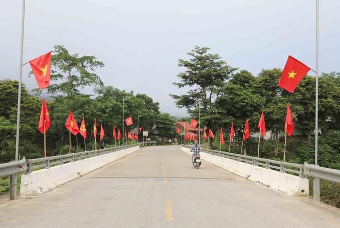 Cờ Tổ quốc được cắm trên cầu Bản Pột (quốc lộ 48C), là cửa ngõ vào trung tâm xã miền núi, vùng cao Nga My (huyện Tương Dương, Nghệ An)