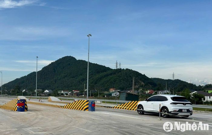 Hạ tầng Trạm thu phí BOT cao tốc Bắc Nam tại nút giao Quốc lộ 46 B, Hưng Tây, Hưng Nguyên mới hoàn thành phần hạ tầng và chờ lắp thiết bị giám sát. Ảnh: Nguyễn Hải