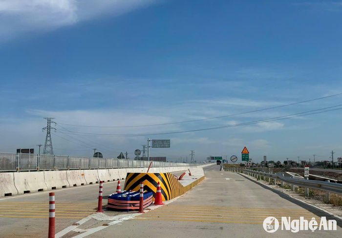 Hạ tầng kỹ thuật Trạm thu phí chính trên tuyến cao tốc Bắc-Nam tại Diễn Cát, Diễn Châu đã xong và chờ lắp thiết bị giám sát. Ảnh: Nguyễn Hải