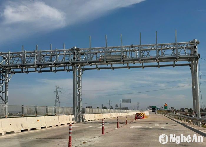Thiết bị và biển báo theo dõi giám sát Trạm thu phí không dừng trên cao tốc Bắc-Nam, chiều từ Vinh- Hà Nội đoạn qua xã Diễn Cát, Diễn Châu, Nghệ An. Ảnh: Nguyễn Hải