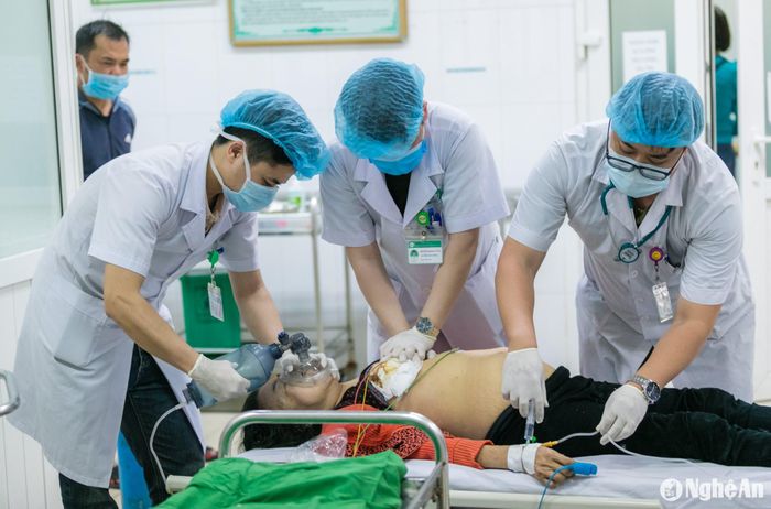 Cấp cứu bệnh nhân tại Bệnh viện Hữu nghị Đa khoa Nghệ An. Ảnh: Thành Chung