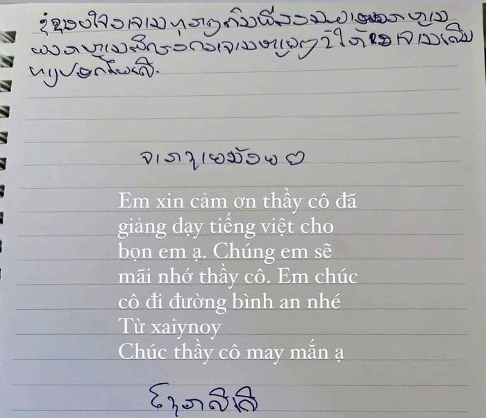 Những bức thư của các học sinh Lào gửi tới các "thầy", "cô" trong đội hình sinh viên tình nguyện của Đại học Vinh. Ảnh: Thanh Quỳnh