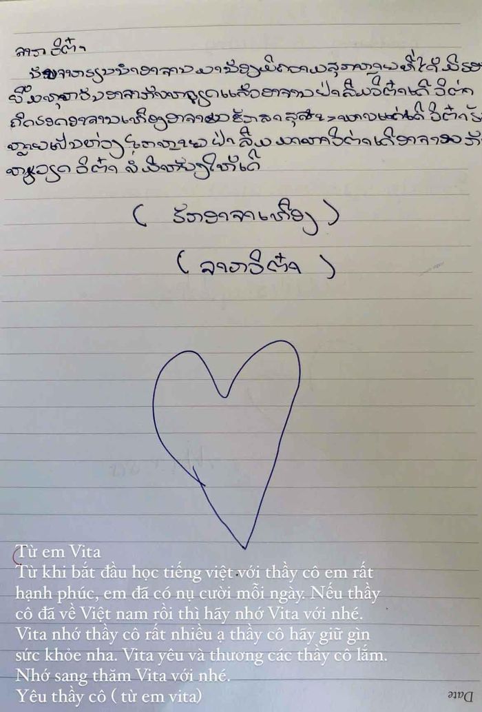 Những bức thư của các học sinh Lào gửi tới các "thầy", "cô" trong đội hình sinh viên tình nguyện của Trường Đại học Vinh. Ảnh: Thanh Quỳnh