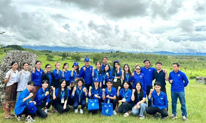 Các bạn sinh viên tình nguyện của Trường Đại học Vinh và các đoàn viên, thanh niên nước bạn Lào đã có nhiều trải nghiệm quý giá trong hành trình tình nguyện. Ảnh: Đội Sinh viên tình nguyện Đại học Vinh cung cấp