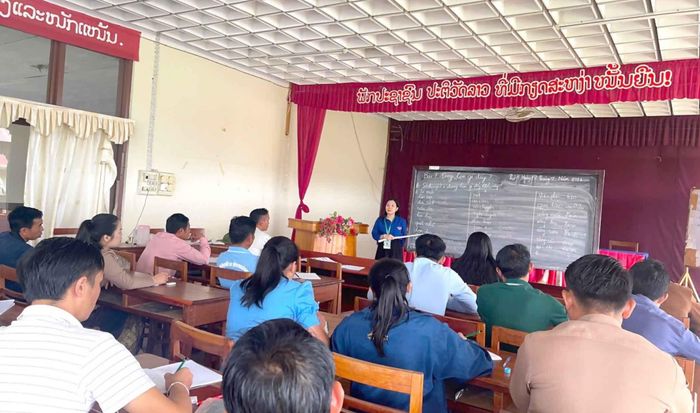 Một buổi dạy tiếng Việt của đội Sinh viên tình nguyện quốc tế - Đại học Vinh tại Lào. Ảnh: Quang Huy