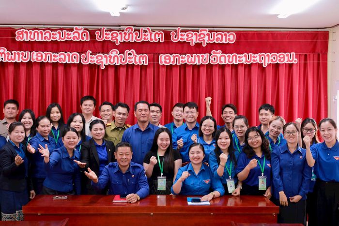 Đội hình tình nguyện Đại học Vinh cùng Bí thư Tỉnh đoàn Phetsamone Davongsone và các đoàn viên tỉnh Xiêng Khoảng đã đồng hành cùng nhau trong nhiều hoạt động tình nguyện ý nghĩa. Ảnh: Quang Huy