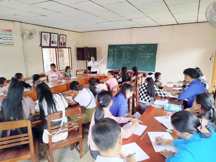 Các lớp học tiếng Việt luôn kín chỗ dù trong điều kiện thời tiết nào. Ảnh: Đội Sinh viên tình nguyện Đại học Vinh cung cấp