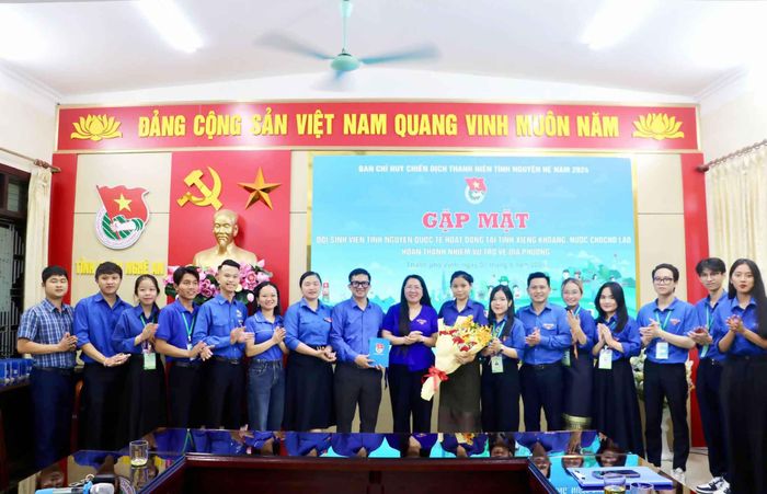Bí thư Tỉnh đoàn Nghệ An Nguyễn Thị Phương Thúy gặp mặt đội hình tình nguyện của Trường Đại học Vinh sau khi các bạn hoàn thành nhiệm vụ trở về Nghệ An. Ảnh: Thanh Quỳnh