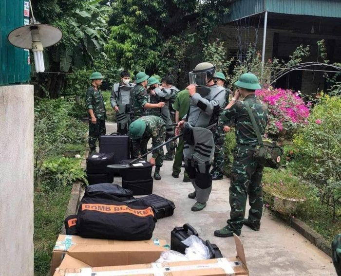 Lực lượng công binh chuẩn bị dụng cụ để dò mìn tại ngôi nhà.