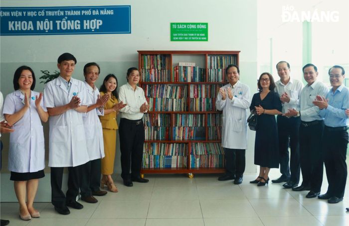 Ban Tuyên giáo Thành ủy tặng "Tủ sách cộng đồng" cho Bệnh viện Y học cổ truyền Đà Nẵng. Ảnh: T.AN