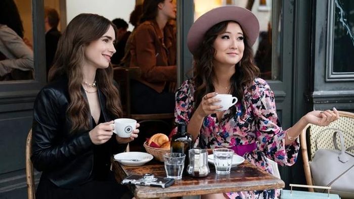 Lily Collins (trái) vào vai Emily Cooper và Ashley Park vào vai Mindy Chen trong "Emily In Paris" của Netflix