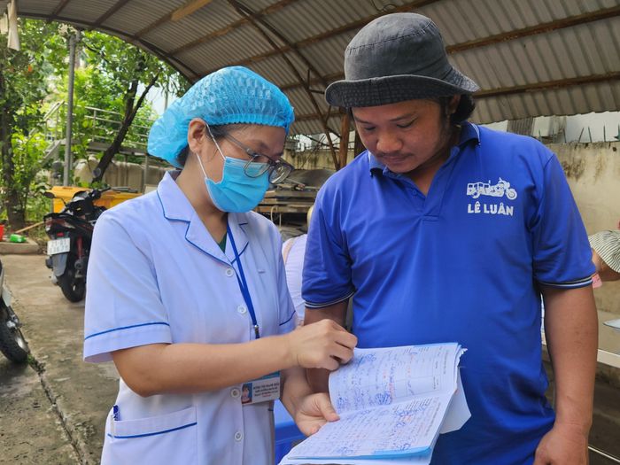  Nhân viên y tế tư vấn cho phụ huynh về việc tiêm chủng vaccine sởi 