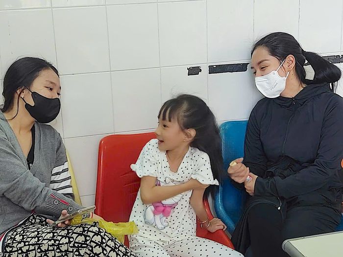  Phụ huynh và trẻ nhỏ tại phòng đợi sau tiêm chủng. Ảnh: QUANG HUY 