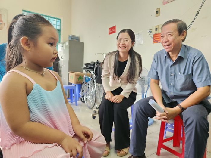  Phó Giám đốc Sở Y tế TPHCM (bên phải) và Phó Chủ tịch UBND quận Bình Tân trò chuyện cùng bé Dương Thanh Ngọc (5 tuổi) trước khi bé tiêm ngừa vaccine sởi 