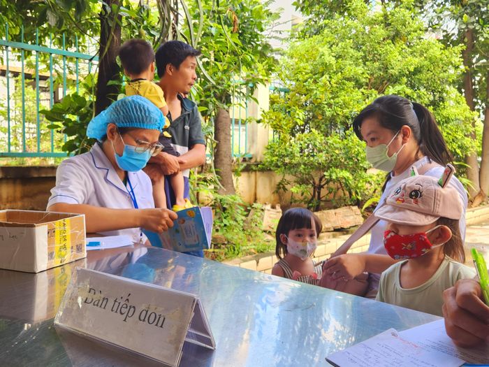  Phụ huynh đưa trẻ đến Trạm Y tế đăng ký tiêm vaccine phòng chống sởi trên địa bàn 