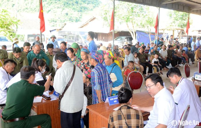 Mường Lống là một xã nghèo của huyện vùng cao Kỳ Sơn. Đời sống người dân còn nhiều khó khăn, không có điều kiện để chăm lo sức khỏe. Có đoàn khám, cấp thuốc miễn phí đến, bà con rất vui mừng, có mặt từ đầu buổi sáng. Ảnh: Thành Chung