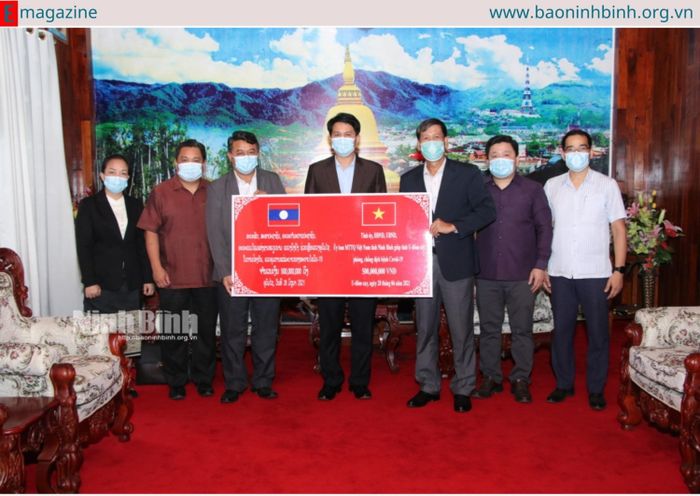 Tổng lãnh sự Nguyễn Đăng Hùng thay mặt tỉnh Ninh Bình trao hỗ trợ cho tỉnh U-đôm-xay 500 triệu đồng đồng để hỗ trợ chính quyền và nhân dân tỉnh U-đôm-xay tăng cường khả năng phòng, chống dịch Covid-19 (năm 2019).
