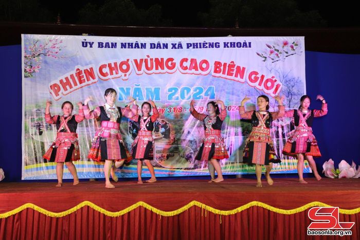 Tiết mục múa của đội văn nghệ bản Lao Khô 2, xã Phiêng Khoài.