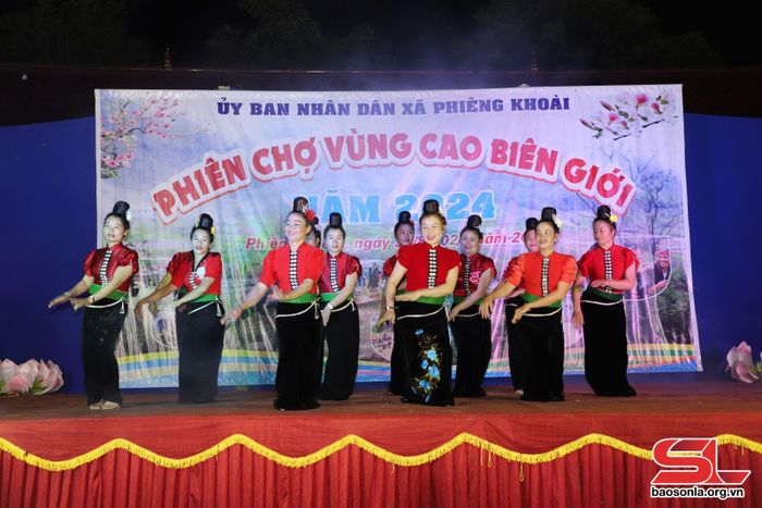 Tiết mục văn nghệ của Đội văn nghệ bản Ái 2, xã Phiêng Khoài.