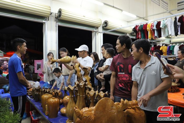 Nhân dân, du khách tham quan gian hàng thủ công mỹ nghệ tại phiên chợ.