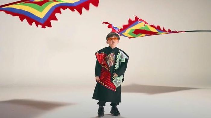 Hình ảnh Xệ Xệ trong MV "Em bé Việt Nam". Ảnh: Chụp màn hình