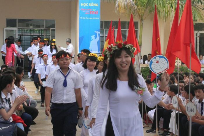  Cô trò Trường THPT Nguyễn Việt Hồng (TP Cần Thơ) trong ngày khai giảng. Ảnh: Q.Ngữ 