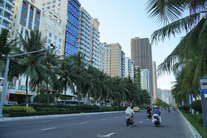 Tuyến đường ven biển yên ắng trong dịp nghỉ lễ Quốc khách dù nơi đây quy tụ hàng trăm khách sạn. Ảnh: Thanh Hiền.