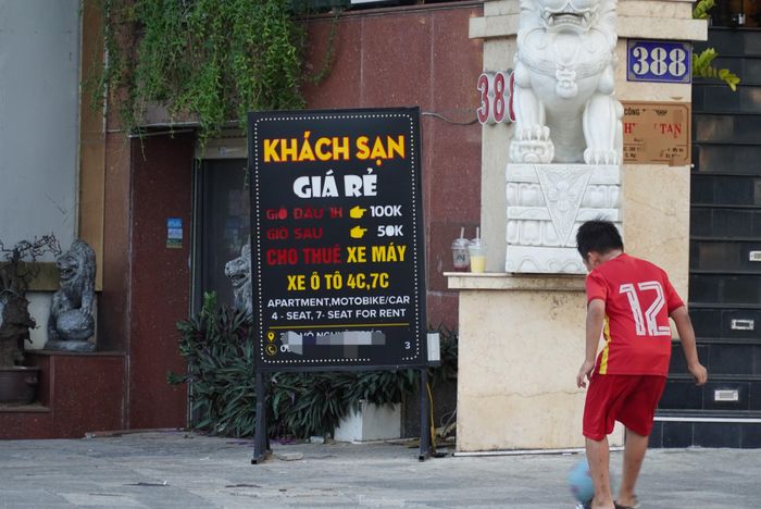 Một khách sạn khác ngay trên tuyến đường ven biển trưng bảng giá rẻ với số tiền theo giờ cụ thể để thu hút du khách. Hiện tại, giá phòng cho khách sạn 4 sao khu vực gần biển chỉ từ 500.000 đồng/phòng, dịp lễ nhưng giá còn rẻ hơn ngày thường. Những cơ sở ở xa biển, xa các điểm vui chơi càng ế ẩm hơn. Các đơn vị này cũng rao bán, giảm giá phòng trên các kênh với quỹ phòng dồi dào, nhưng lượng khách không mấy khả quan. Ảnh: Thanh Hiền. 