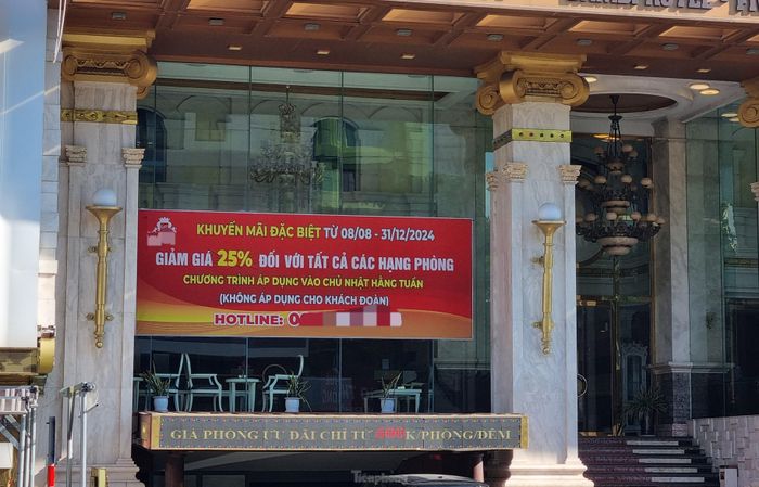 Một khách sạn gần sân bay Đà Nẵng, giữa trung thâm thành phố vẫn treo bảng giảm giá ngay trong dịp lễ. Theo các cơ sở lưu trú, du khách vừa trải qua kỳ nghỉ hè dài, đợt lễ này lại gần với ngày khai giảng năm học mới nên du khách không đi chơi xa. Ảnh: Thanh Hiền.