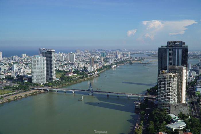 Trao đổi với Tiền Phong, Sở Du lịch TP. Đà Nẵng cho hay, công suất phòng bình quân của các cơ sở lưu trú trong dịp lễ Quốc khánh khoảng 55%, trong đó khách sạn 4-5 sao đạt 55-65%, khách sạn 3 sao trở xuống chỉ 35-45%. Khách lưu trú tập trung đông nhất vào các ngày 1 và 2/9, chủ yếu ở các cơ sở dọc ven biển và một số khách sạn 4-5 sao ở trung tâm thành phố, phần lớn là khách lẻ. Ảnh: Thanh Hiền. 