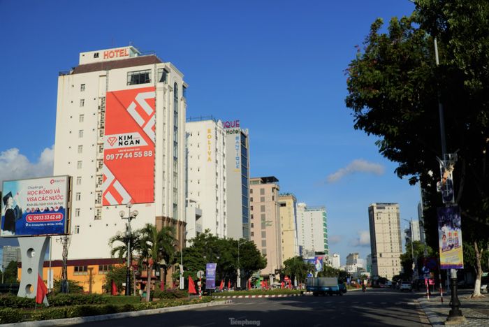 Dãy khách sạn trên đường Phạm Văn Đồng khá ảm đạm. Nhiều chủ khách sạn cho hay, tình trạng này kéo dài từ sau khi kết thúc lễ hội pháo hoa quốc tế vào tháng đến nay. Ảnh: Thanh Hiền. 