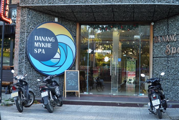 Không chỉ khách sạn, rất nhiều cơ sở làm đẹp cũng treo bảng giảm giá ngay trước mặt tiền để thu hút khách dịp lễ. Ảnh: Thanh Hiền. 