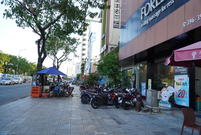 Tuy nhiên trong dịp lễ, trước các khách sạn khá vắng vẻ, chủ yếu xe của khách lẻ. Anh Hoàng Hà, chủ một khách sạn trên đường Hồ Nghinh (quận Sơn Trà) cho hay hiện tại, số lượng phòng đặt từ ngày 31/8-2/9 chỉ đạt khoảng 60%. “Ngày thường khách sạn bán phòng dao động từ 600.000 - 700.000 đồng/phòng, nay lễ đã hạ xuống 500.000 đồng, bao bữa sáng nhưng cũng rất ít khách”, anh nói. Ảnh: Thanh Hiền. 