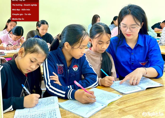 Lương Thị Vân Anh - sinh viên người Thái, hiện đang học năm thứ 4, Khóa 62 Khoa Công tác xã hội, Trường Đại học Vinh tại buổi dạy học cho các em nhỏ tại nước bạn Lào. Ảnh tư liệu: Quang Huy