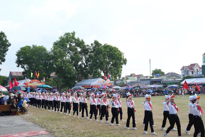 Đông đảo người dân tham gia ngày hội duyệt nghi thức Đội. Ảnh: Thanh Nga